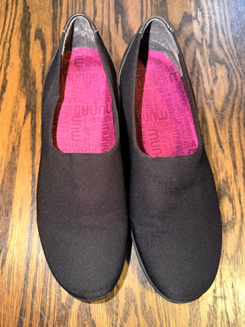 Munro Black Traveler Slip-On shoes 6 Wide